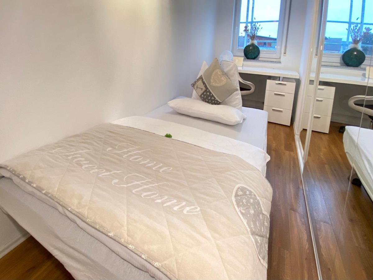 4 Zimmer Apartment, 125 Qm, Ruhig Und Zentrumsnah, Max 5 Pers, Dachterasse, Garage, 1000 Mbit Böblingen Eksteriør bilde