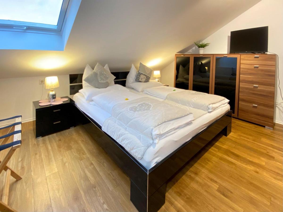 4 Zimmer Apartment, 125 Qm, Ruhig Und Zentrumsnah, Max 5 Pers, Dachterasse, Garage, 1000 Mbit Böblingen Eksteriør bilde