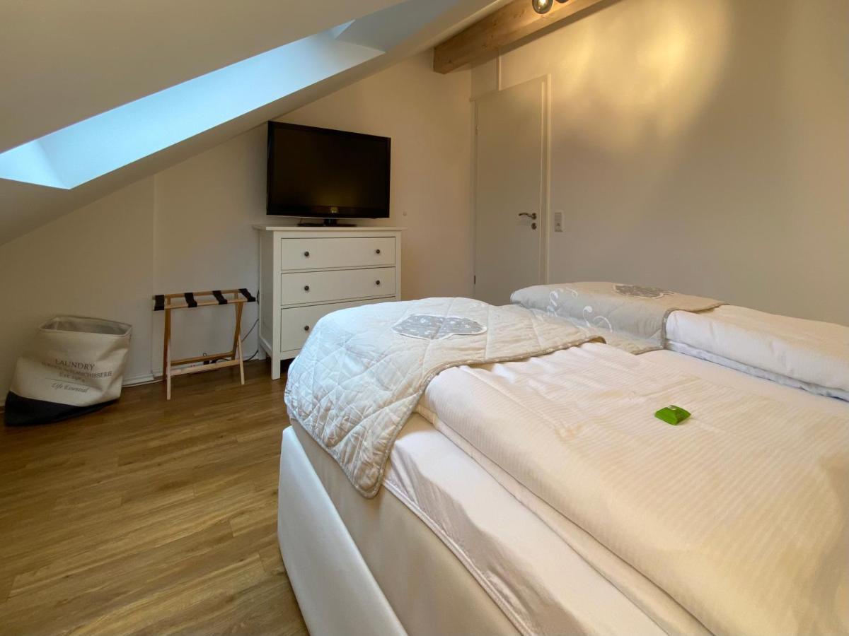 4 Zimmer Apartment, 125 Qm, Ruhig Und Zentrumsnah, Max 5 Pers, Dachterasse, Garage, 1000 Mbit Böblingen Eksteriør bilde