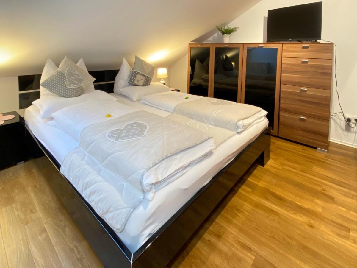 4 Zimmer Apartment, 125 Qm, Ruhig Und Zentrumsnah, Max 5 Pers, Dachterasse, Garage, 1000 Mbit Böblingen Eksteriør bilde