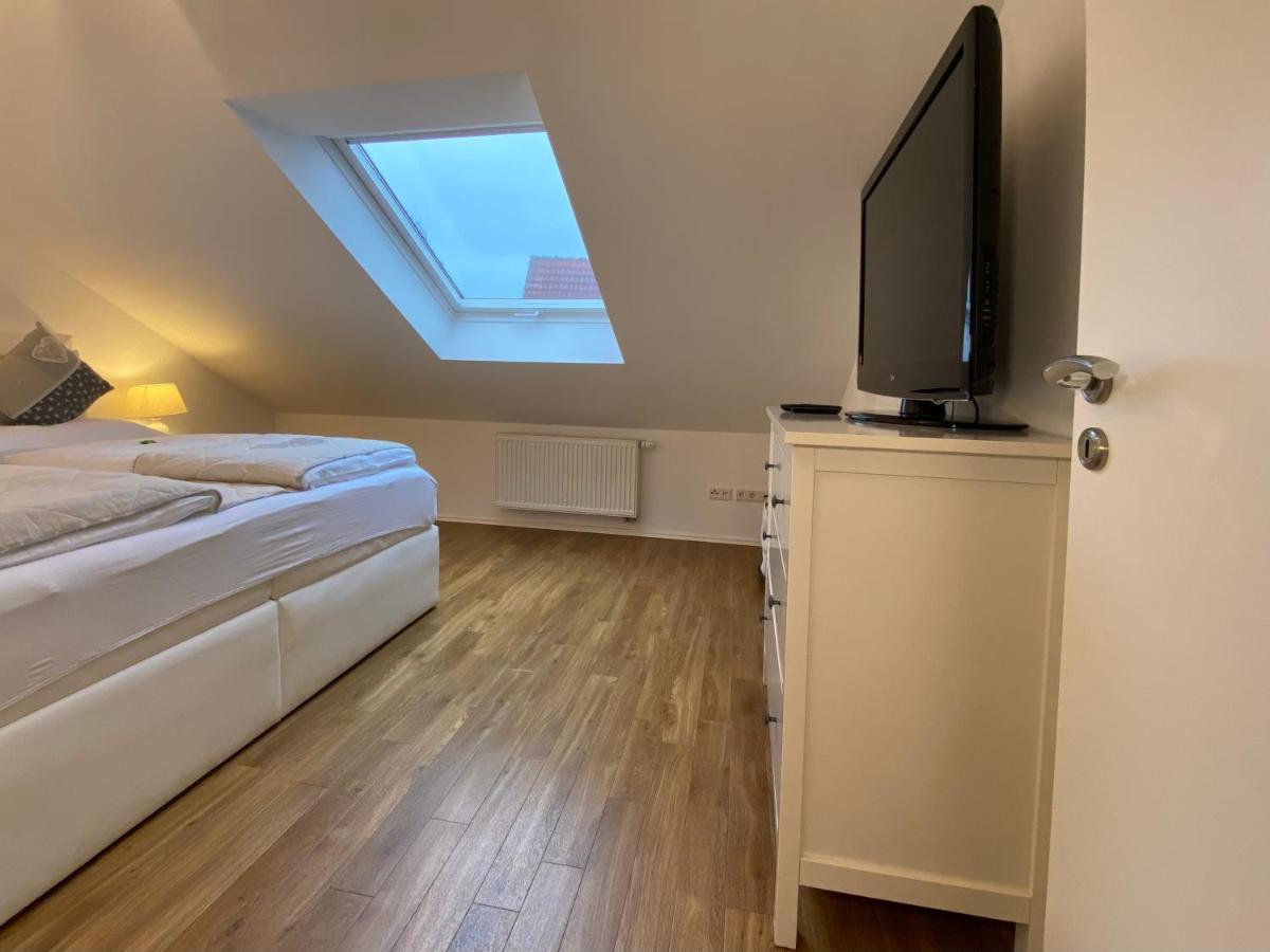 4 Zimmer Apartment, 125 Qm, Ruhig Und Zentrumsnah, Max 5 Pers, Dachterasse, Garage, 1000 Mbit Böblingen Eksteriør bilde