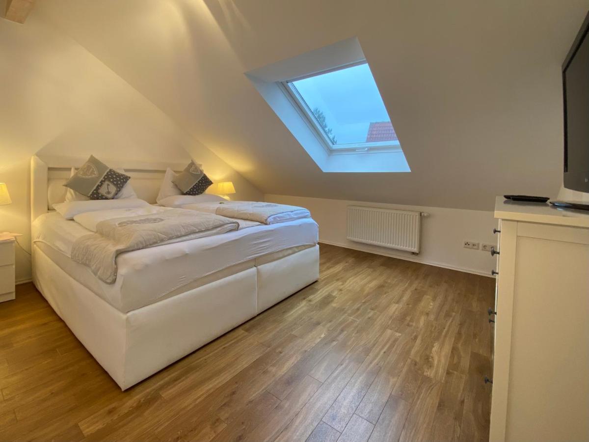 4 Zimmer Apartment, 125 Qm, Ruhig Und Zentrumsnah, Max 5 Pers, Dachterasse, Garage, 1000 Mbit Böblingen Eksteriør bilde