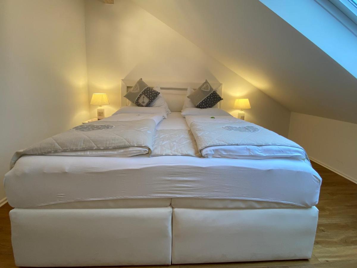 4 Zimmer Apartment, 125 Qm, Ruhig Und Zentrumsnah, Max 5 Pers, Dachterasse, Garage, 1000 Mbit Böblingen Eksteriør bilde